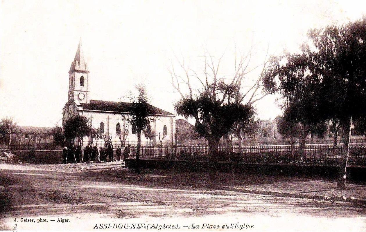 Assi-Bou-Nif - La Place et l'Eglise.jpg